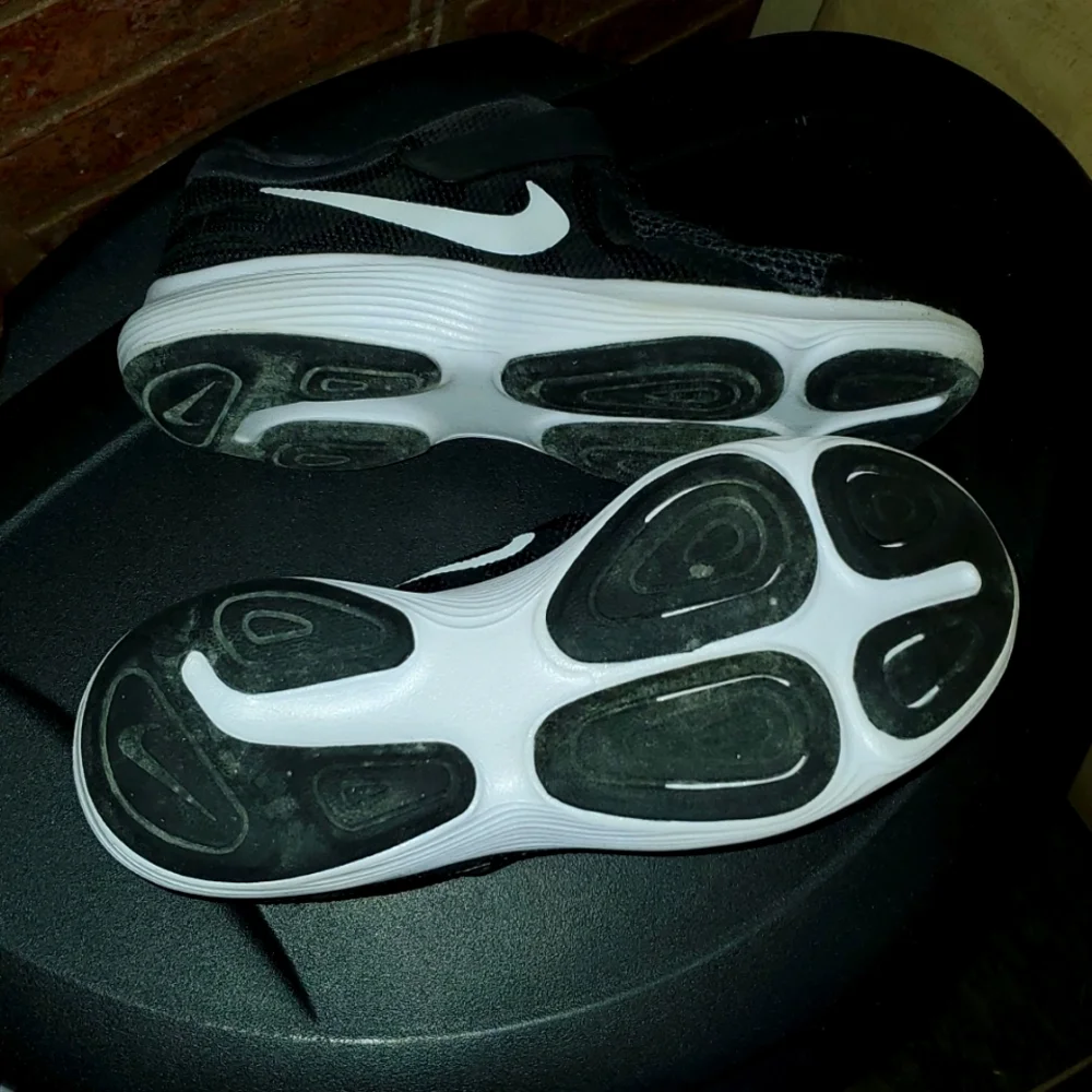 Nike Revolution Kids Running Shoes Size  4